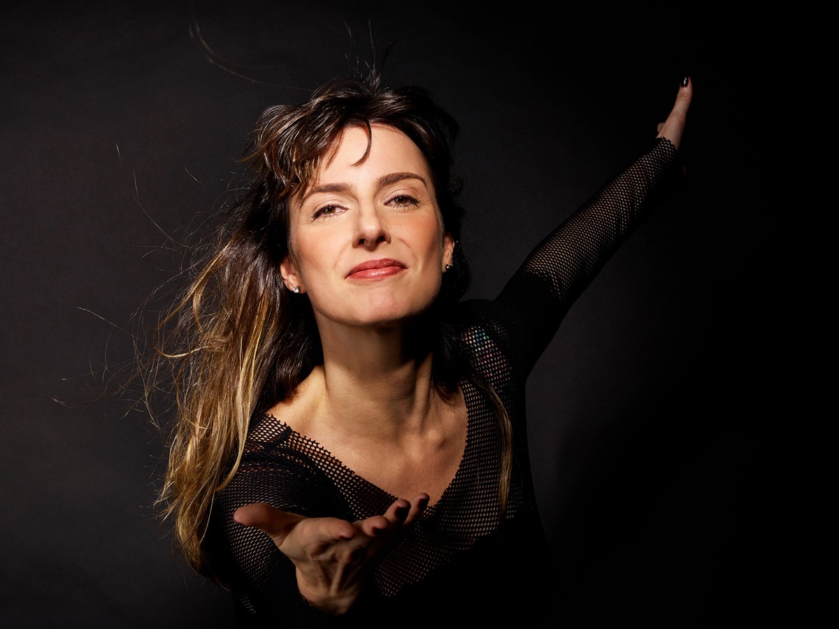 Anna Ratto corrige distorção e vai mais longe no álbum de intérprete 'Tantas'